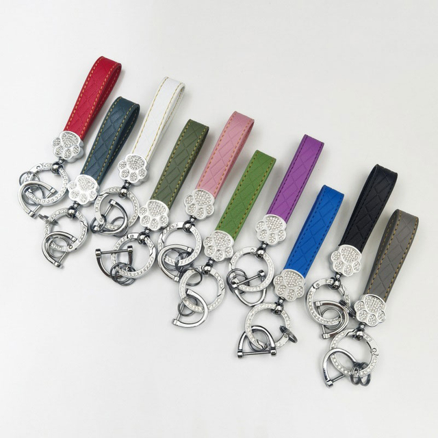 Stylish Trendy Quilted Leather Keychain with Rhinestone-studded Flower Charm Metal Hardware Daily Fashion Accessory